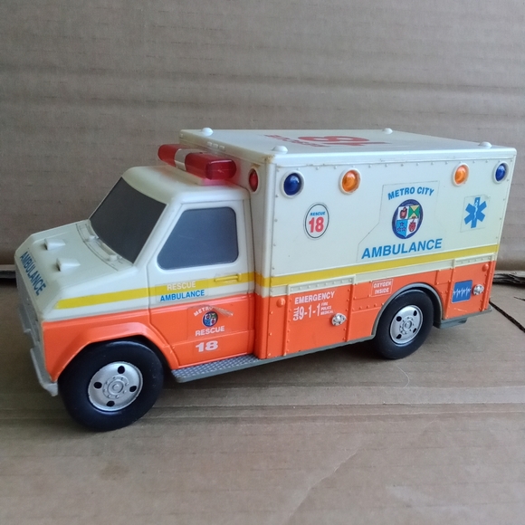 Vintage 1992 Toy Metro City Ambulance Rescue 18 Lights & Sounds FX - Picture 3 of 15